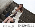 美人大阪人女性の食べ歩きモデル写真: みたらし団子編 64894311