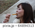 美人大阪人女性の食べ歩きモデル写真: みたらし団子編 64894313