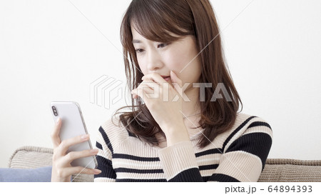 女性 スマホ 女性 スマホ 64894393