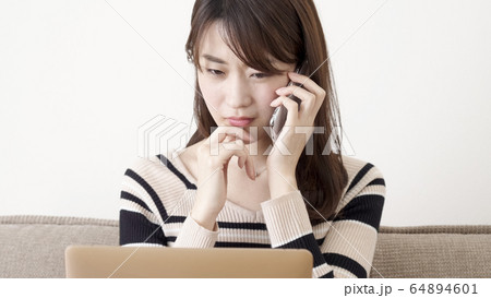 女性　ビジネス　テレワーク 64894601