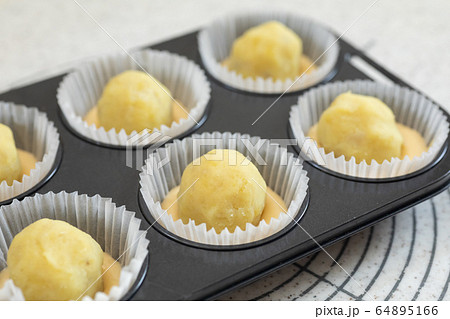 おうちでお菓子作り さつまいもマフィン 焼く前 おうちでお菓子作り さつまいもマフィン 焼く前 64895166