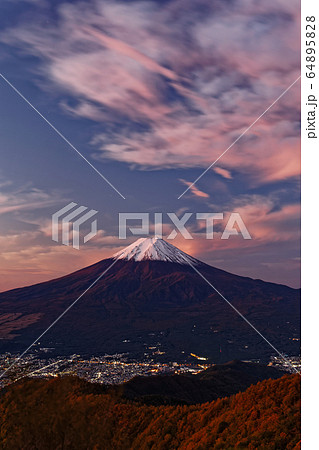 三ツ峠から見る朝焼け空と富士山 64895828