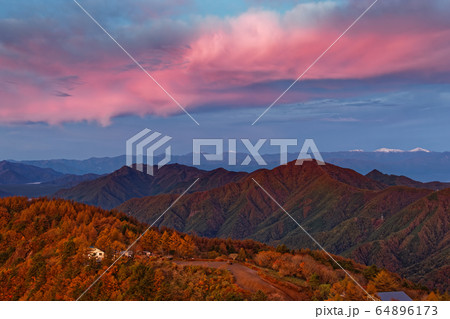 三ツ峠から見る朝焼けの御坂山地と南アルプス 三ツ峠から見る朝焼けの御坂山地と南アルプス 64896173