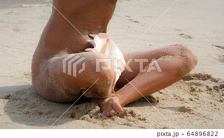 Greek Bare Beach - naked girl in the sand with a big oceanic seashell - Stock Photo [64896822]  - PIXTA
