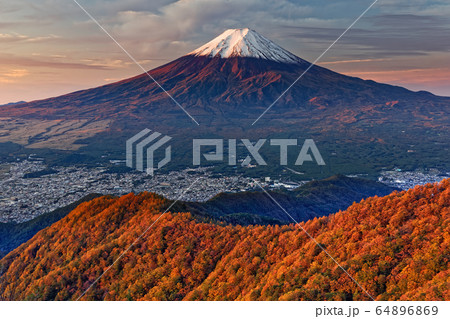 三ツ峠から見る朝の富士山と紅葉の山並み 三ツ峠から見る朝の富士山と紅葉の山並み 64896869