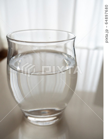 コップ１杯の水 64897680