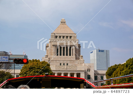 観光バスから見た国会議事堂 64897723