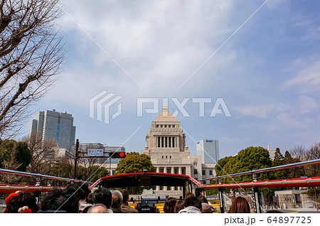 観光バスから見た国会議事堂 64897725