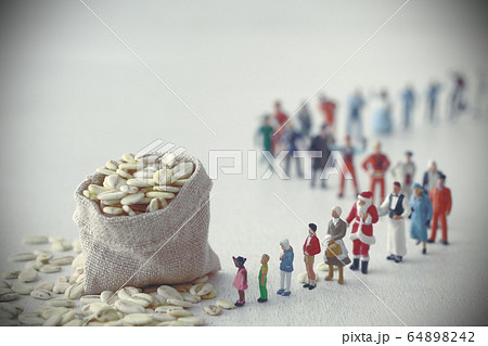 食糧危機で食料配給に並ぶ人々の列 64898242