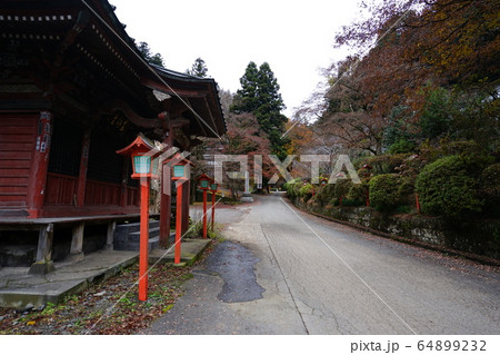 栃木県　出流山万願寺　山門付近 64899232