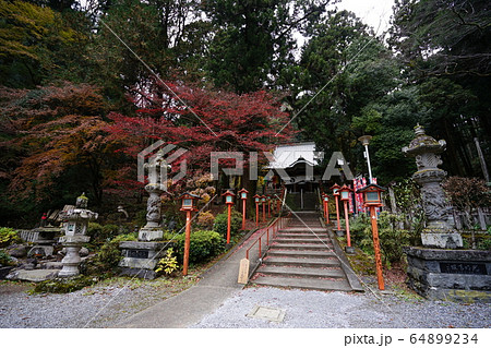 栃木県　出流山万願寺　本堂入口付近 64899234