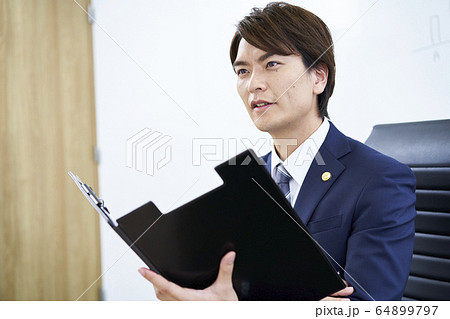 若いビジネスマン 若いビジネスマン 64899797