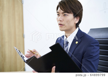 若いビジネスマン 若いビジネスマン 64899799