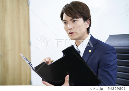 若いビジネスマン 64899801