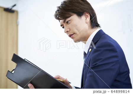 若いビジネスマン 若いビジネスマン 64899814