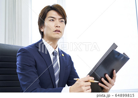 若いビジネスマン 若いビジネスマン 64899815