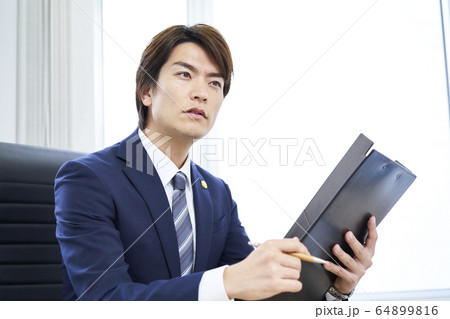 若いビジネスマン 若いビジネスマン 64899816