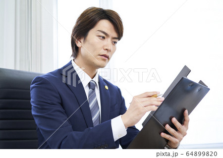 若いビジネスマン 若いビジネスマン 64899820