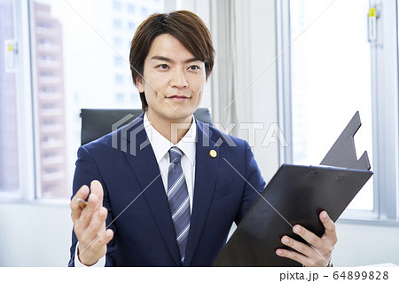 若いビジネスマン 若いビジネスマン 64899828