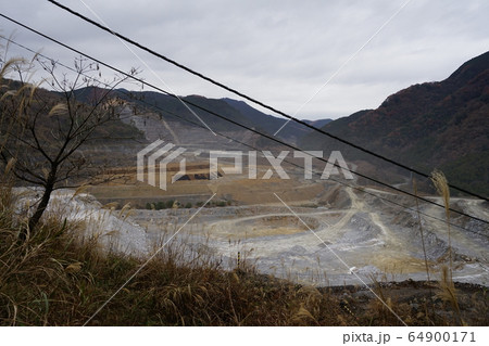 栃木県 県道202号で出流川への峠から見た石灰鉱山 栃木県 県道202号で出流川への峠から見た石灰鉱山 64900171