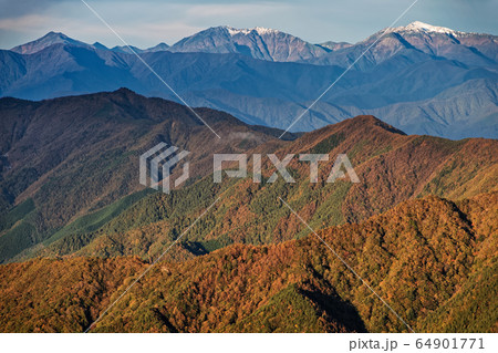 三ツ峠から見る御坂山地稜線と南アルプス 64901771