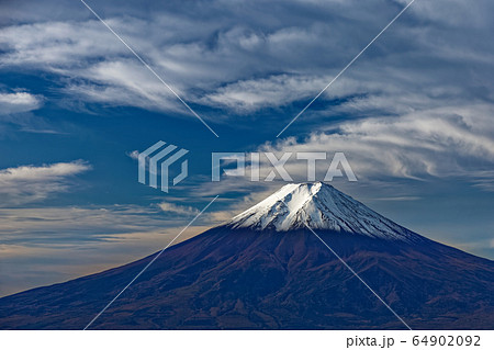 三ツ峠から見る朝の富士山の写真素材 [64902092] - PIXTA