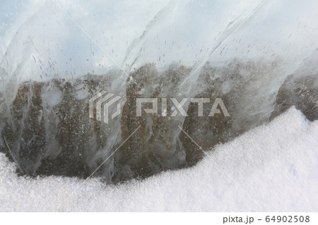 Cracks on the surface of the river in winter 64902508