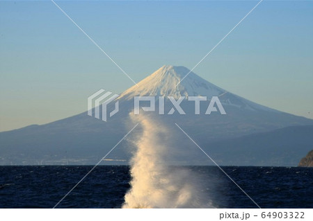 大波と富士山 大波と富士山 64903322