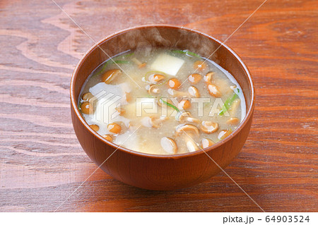 注意）湯気はレタッチ合成です。なめこ（ナメコ）と豆腐とネギのお味噌汁。 64903524