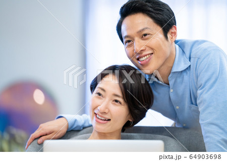 カップル 夫婦 パソコン ライフスタイル カップル 夫婦 パソコン ライフスタイル 64903698