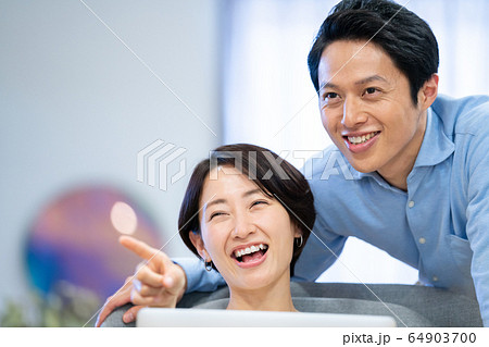 カップル 夫婦 ライフスタイル 休み カップル 夫婦 ライフスタイル 休み 64903700