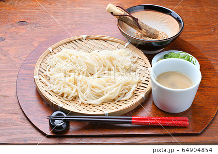 稲庭うどん(いなにわうどん、稲庭饂飩、稲庭ウドン)ゴマだれ、秋田県名物、地元グルメ、郷土料理。 稲庭うどん(いなにわうどん、稲庭饂飩、稲庭ウドン)ゴマだれ、秋田県名物、地元グルメ、郷土料理。 64904854