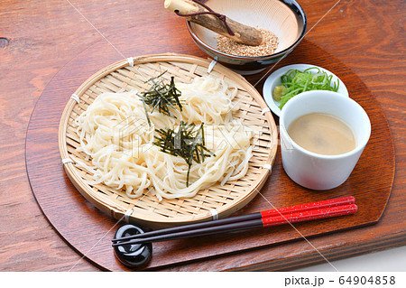 稲庭うどん いなにわうどん 稲庭饂飩 稲庭ウドン ゴマだれ 秋田県名物 地元グルメ 郷土料理 の写真素材