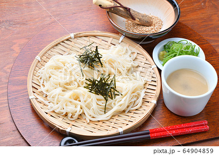 稲庭うどん いなにわうどん 稲庭饂飩 稲庭ウドン ゴマだれ 秋田県名物 地元グルメ 郷土料理 の写真素材