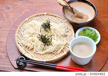 稲庭うどん（いなにわうどん、稲庭饂飩、稲庭ウドン）ゴマだれ、秋田県名物、地元グルメ、郷土料理。 64904862