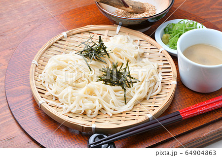 稲庭うどん(いなにわうどん、稲庭饂飩、稲庭ウドン)ゴマだれ、秋田県名物、地元グルメ、郷土料理。 稲庭うどん(いなにわうどん、稲庭饂飩、稲庭ウドン)ゴマだれ、秋田県名物、地元グルメ、郷土料理。 64904863