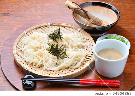 稲庭うどん（いなにわうどん、稲庭饂飩、稲庭ウドン）ゴマだれ、秋田県名物、地元グルメ、郷土料理。 64904865