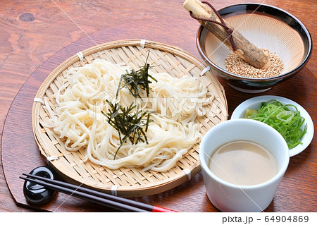 稲庭うどん いなにわうどん 稲庭饂飩 稲庭ウドン ゴマだれ 秋田県名物 地元グルメ 郷土料理 の写真素材