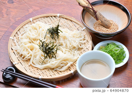 稲庭うどん(いなにわうどん、稲庭饂飩、稲庭ウドン)ゴマだれ、秋田県名物、地元グルメ、郷土料理。 稲庭うどん(いなにわうどん、稲庭饂飩、稲庭ウドン)ゴマだれ、秋田県名物、地元グルメ、郷土料理。 64904870