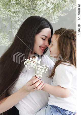 Young brunette mother and little daughter stand Young brunette mother and little daughter stand 64908038