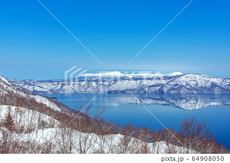 【十和田湖】紫明亭から眺める八甲田連峰を映す十和田湖の水鏡 64908050