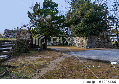 冬の広島城の中御門跡の風景 冬の広島城の中御門跡の風景 64908686