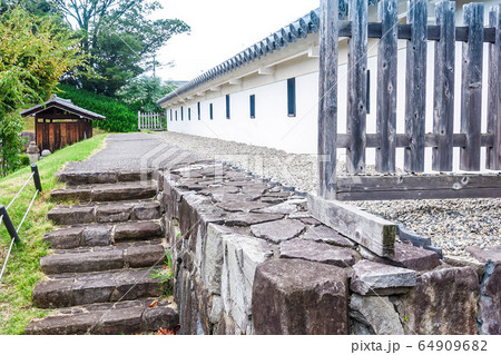 勝竜寺城の土塀と鉄砲狭間 勝竜寺城の土塀と鉄砲狭間 64909682