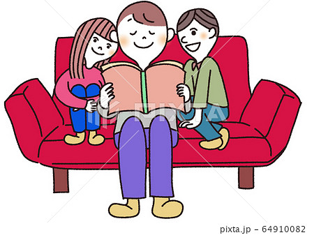 ソファで本を読む家族 64910082
