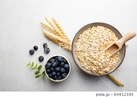 Rolled oats or oat flakes 64912395