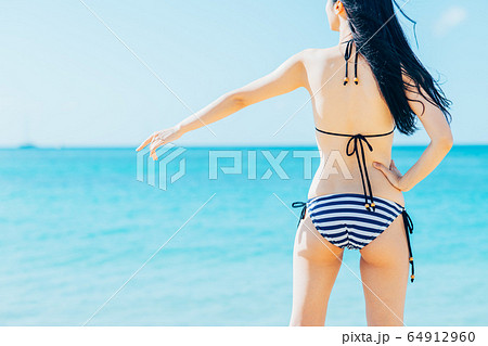 水着の若い女性 64912960