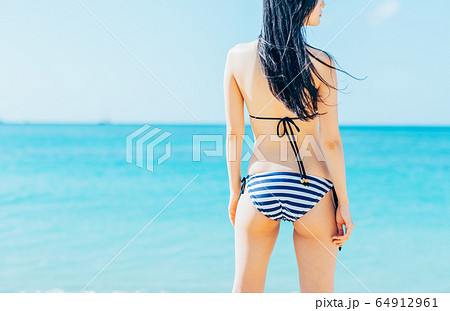 水着の若い女性 64912961