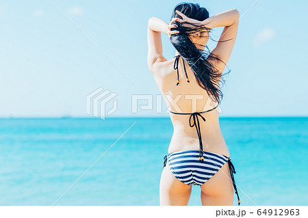 水着の若い女性 64912963
