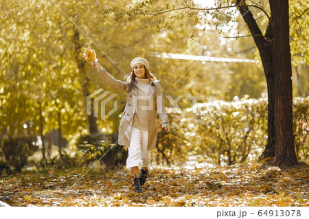 Elegant and stylish girl in a autumn park 64913078