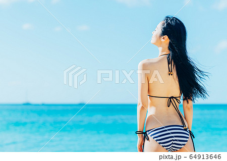 水着の若い女性 64913646